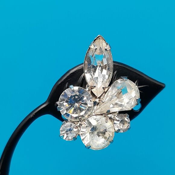 Vintage Weiss Unsigned Clear Rhinestone Cluster Silver Tone Clip On Earrings - Picture 7 of 11